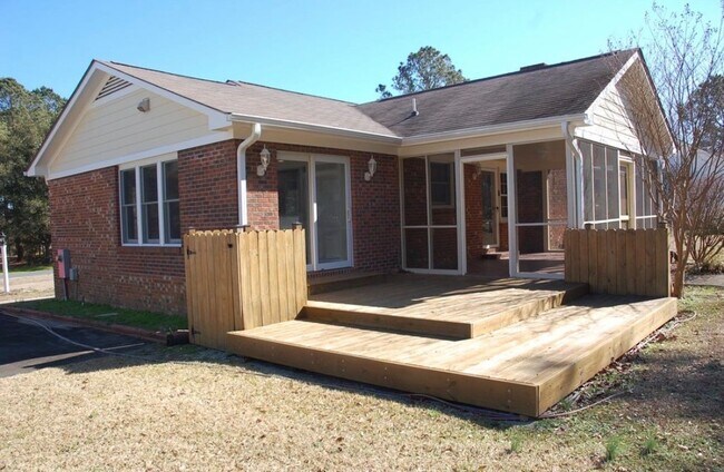 Photo - 104 Dorchester Ln