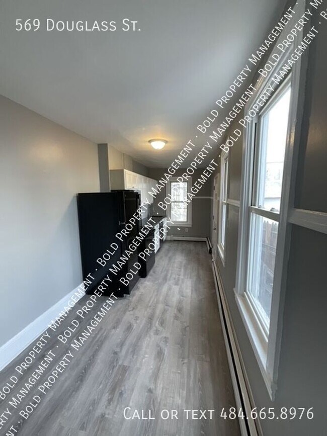 Photo - 569 Douglass St