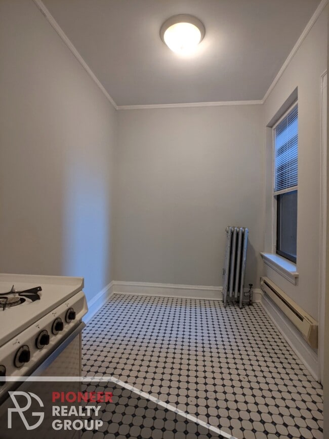 4641 N Paulina St Unit 203