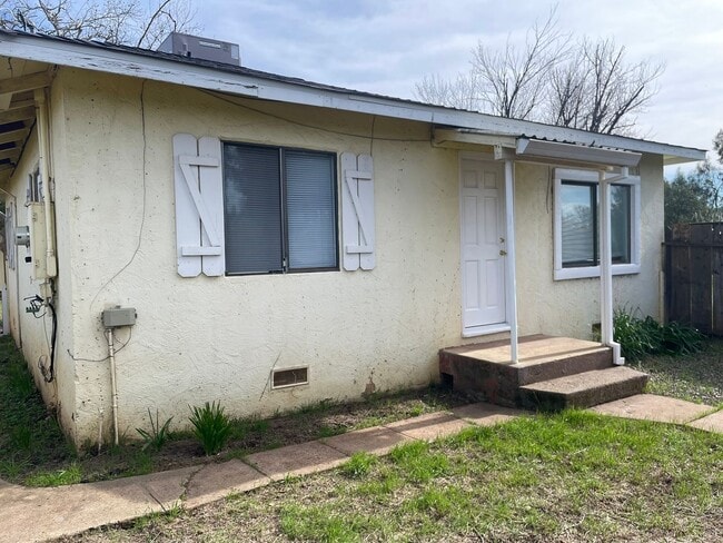 Building Photo - Country Living