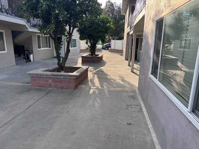 Building Photo - 317 N Mission Rd