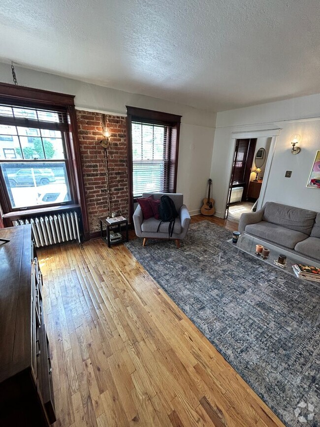Building Photo - 2 bed 1 bath Cap Hill Condo w/Parking!