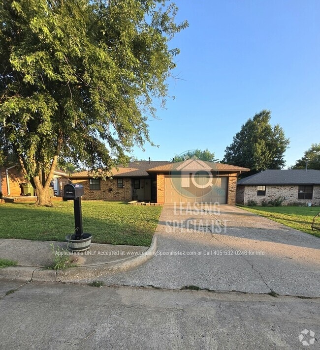 Building Photo - Charming Yukon 3 Bed 2 Bath Home