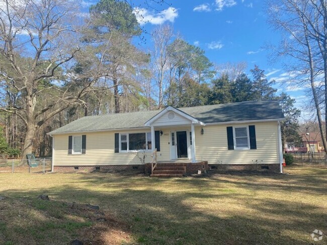Building Photo - Country Living Rental