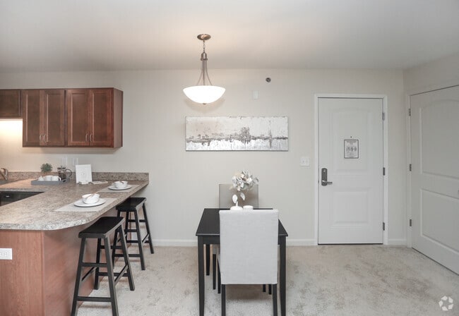 2BR, 1BA - 825 SF
