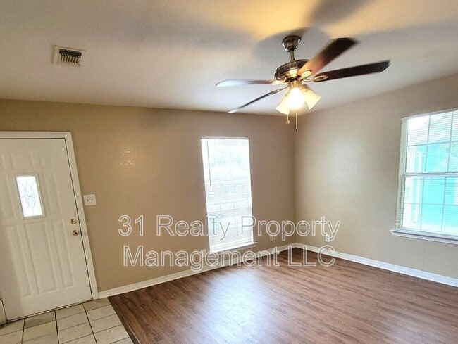 Photo - 1020 W Baker St