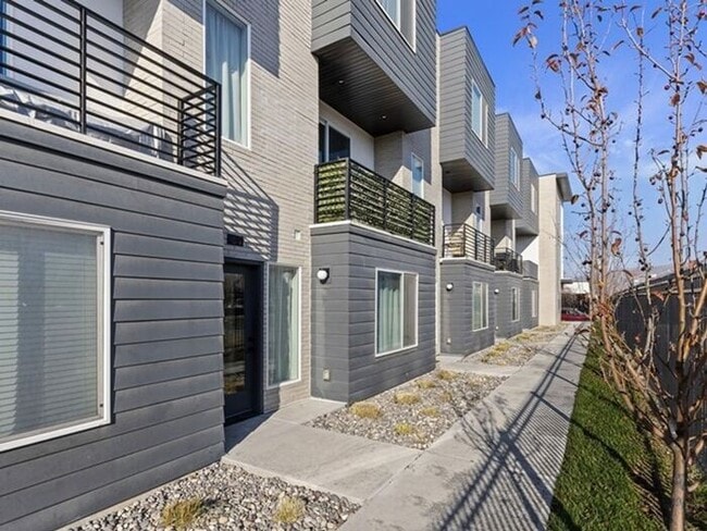 Photo - Downtown Beautiful 4 bed, 4 bath town-home