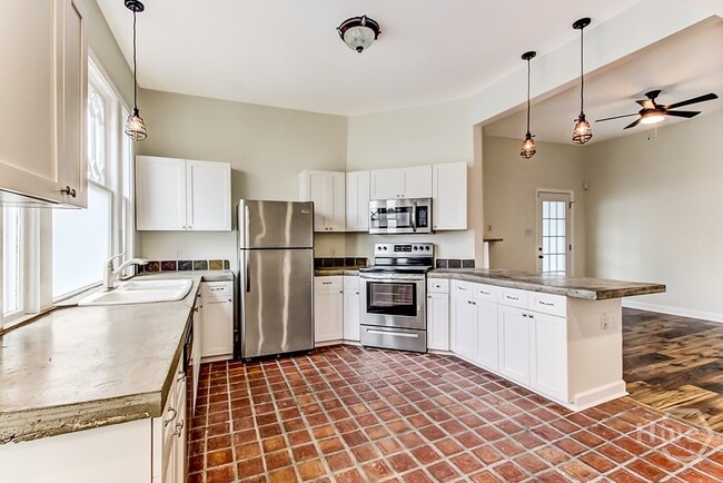 Photo - 307 W Henry St