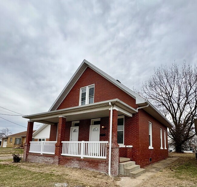 Photo - 1210 Main St