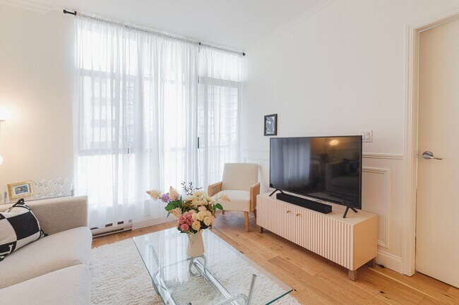 Photo - 1249 Granville St