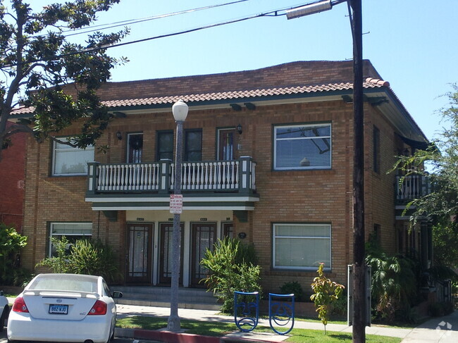 Building Photo - 642 W 8th St Unit 642 W. 8th St. Rental