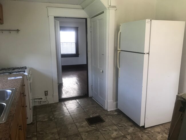 Photo - 110 E 44th St
