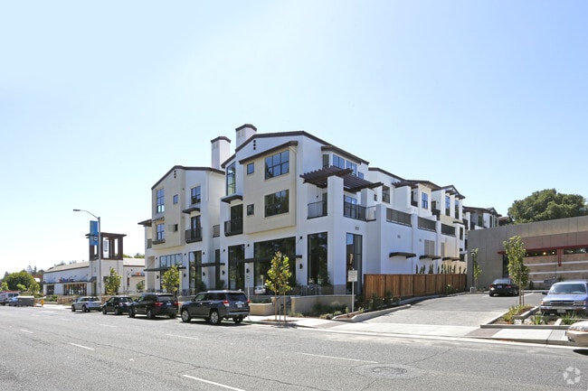 Building Photo - Colonnade