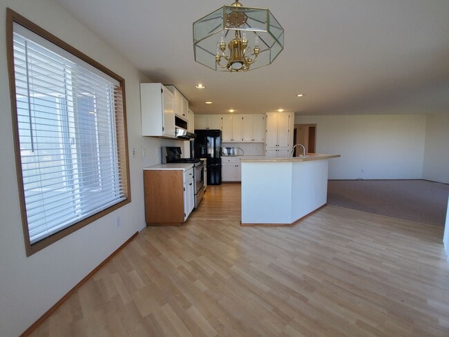 Building Photo - 4-Bedroom, 2.5-Bath located in Horn Rapids... Rental