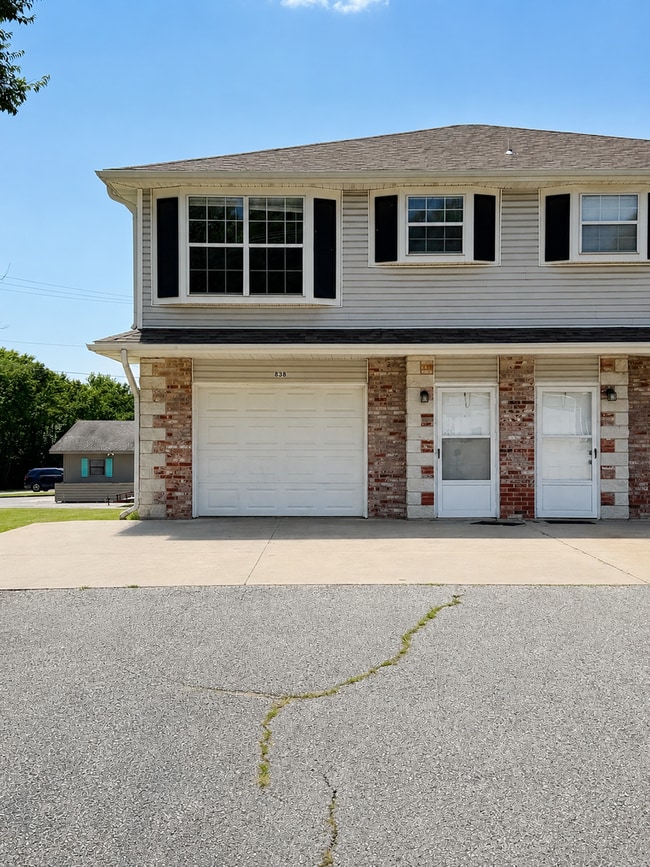 Building Photo - 2 Bed | 2 Bath | 1-Car Garage | South Joplin $1000