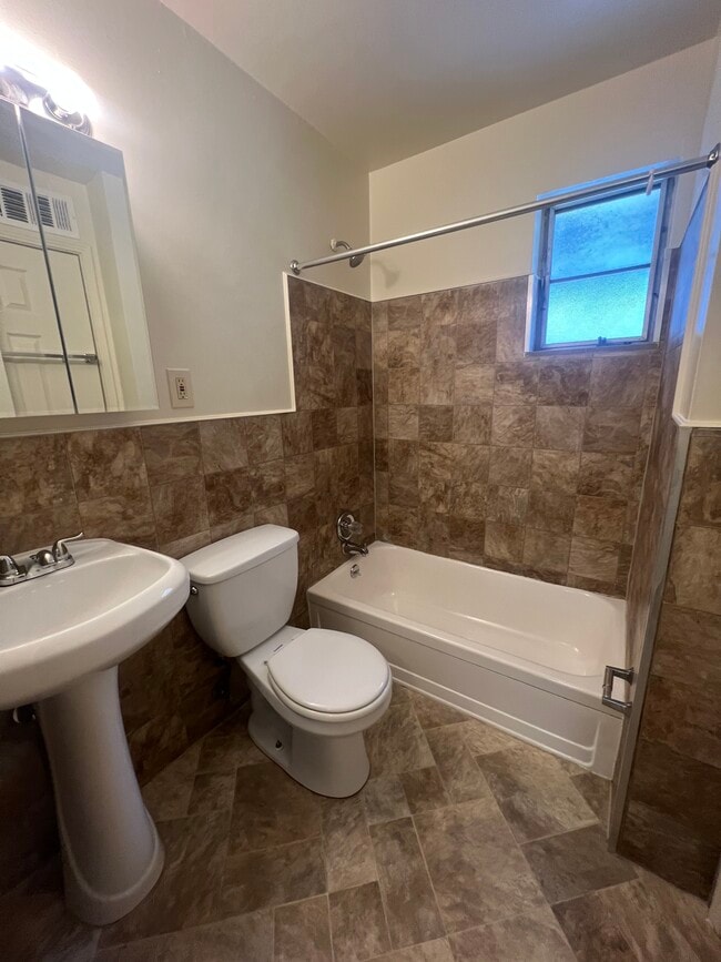 Bathroom - Leesburg Apartments HydePark/Oakley