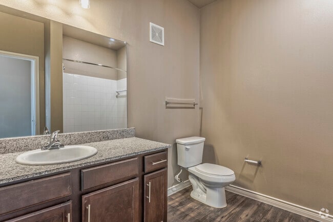 2BR, 2BA - 1019 SF - Bathroom