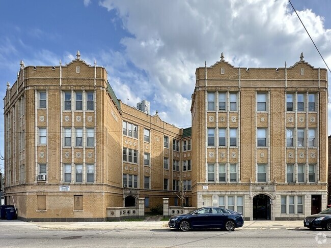 Building Photo - 4265 W Addison St Rental
