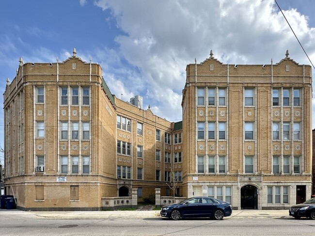 Building Photo - 4257 W Addison St Rental