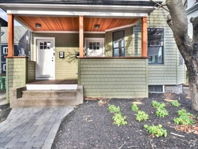 Building Photo - Renovated Apartment in Medford