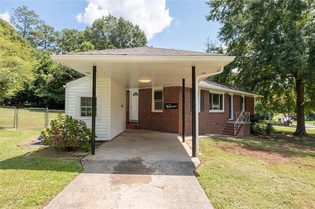Photo - 208 Yancy Dr SE