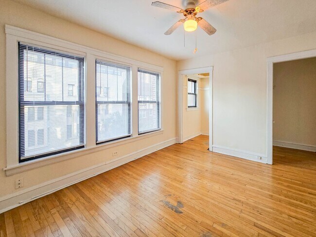 Building Photo - 600 W Stratford Pl Unit 302