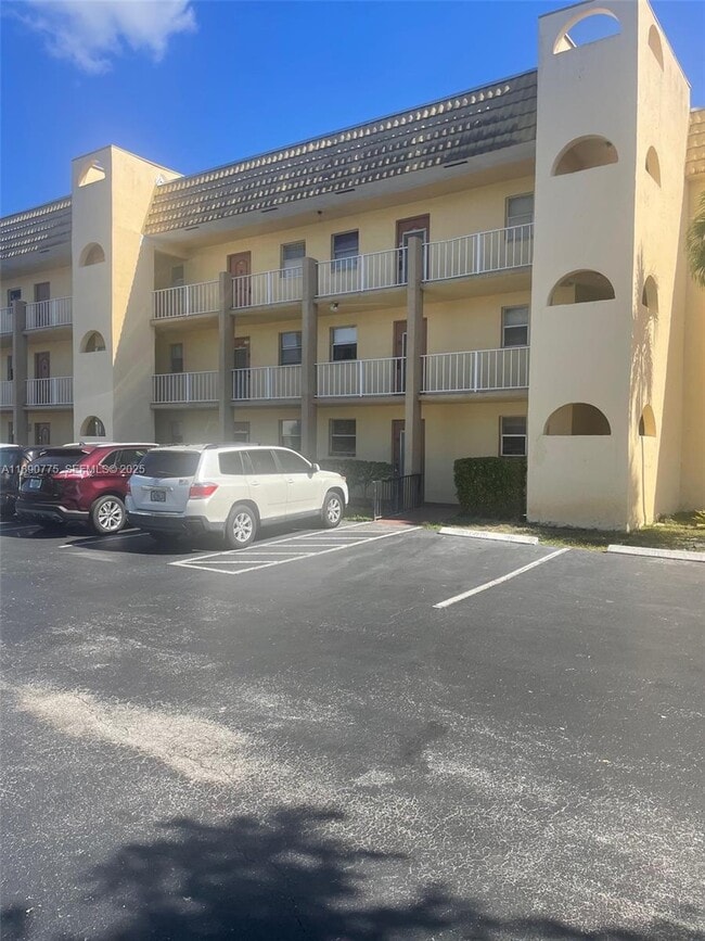 Building Photo - 8500 Sunrise Lakes Blvd Unit 106