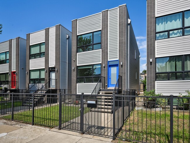 Building Photo - 2544 W Warren Blvd