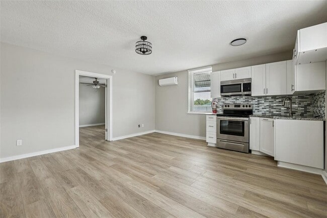 Photo - 801 W Montrose St Unit NW