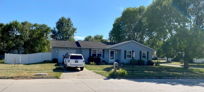Building Photo - 865 W Zeller St Rental