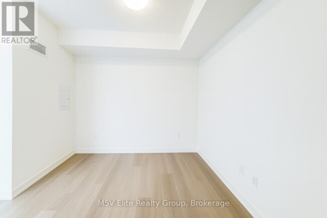 Photo - 859 The Queensway Unité 205