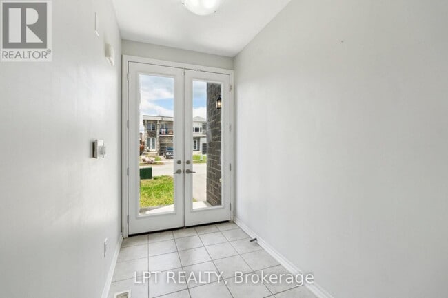 Photo - 217 Louise St.