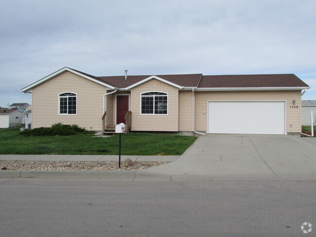 Building Photo - **APPLICATION PENDING** 4 BEDROOM | 2 BATH... Rental