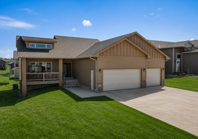 Building Photo - Move-In Ready 2 Bed, 2 Bath Home with 3-Car Garage – Sioux Falls Living at Its Best