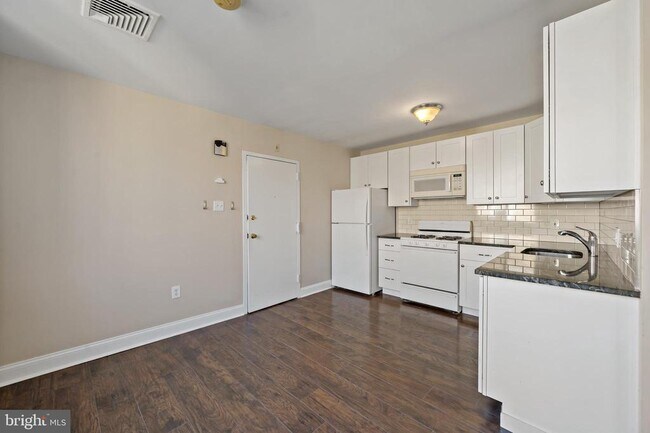 Building Photo - 443 Fairmount Ave Unit C Rental