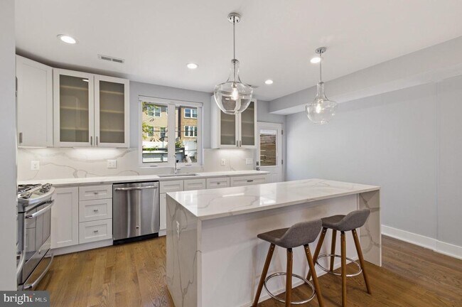 Photo - 925 Delafield Pl NW