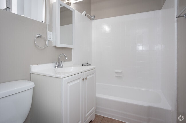 2BR, 1BA - 803SF - Bathroom