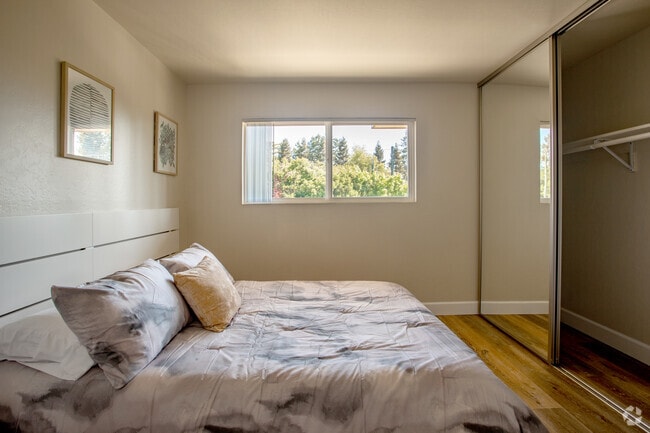 1BR, 1BA - 700SF