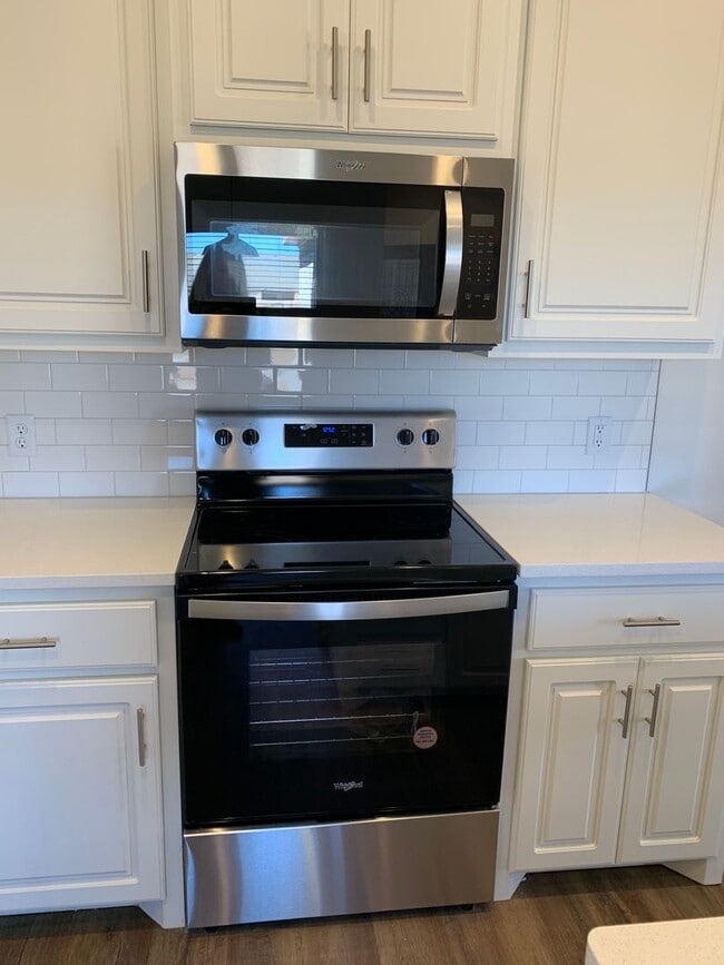 Building Photo - Brand new open concept quartz countertops Unit A