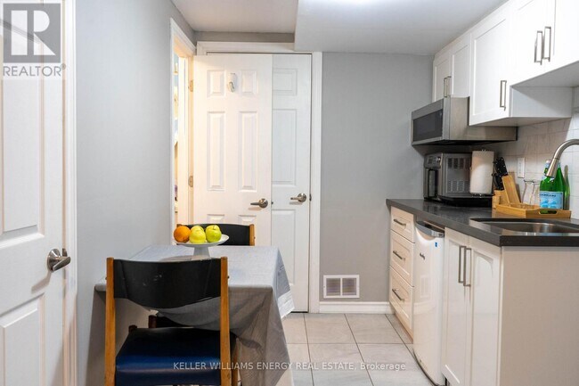 Photo - 480 Waverly St N