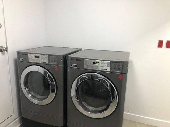 Building Photo - 1711 R. Saint-Denis