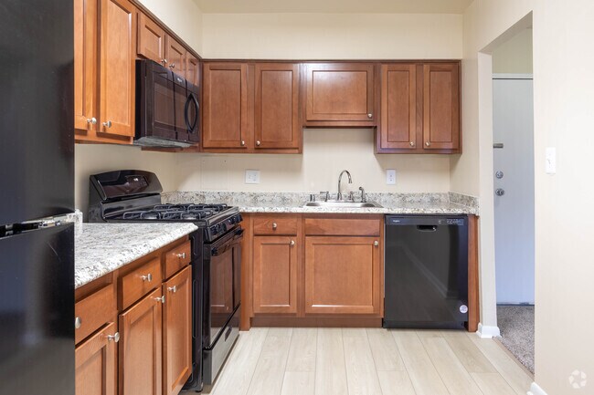 2BR, 2BA - 1200 SF