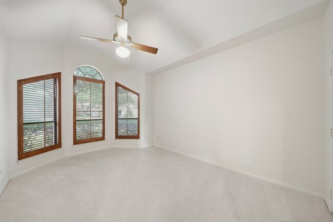Photo - 38 Kelliwood Ct Cir