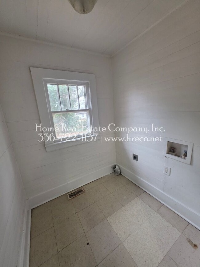 Photo - 208 Clayton St