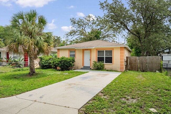 Charming 3-Bedroom Home with Spacious Yard... - Charming 3-Bedroom Home with Spacious Yard...