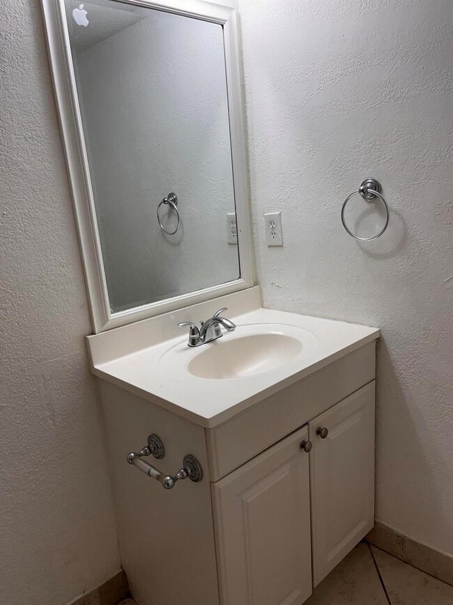 Photo - 208 Wimbledon Lake Dr