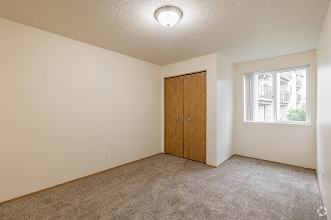 2BR, 2BA - 946SF - Primary Bedroom