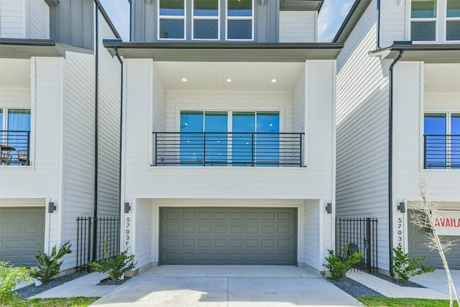 Photo - 5703 Balbo St