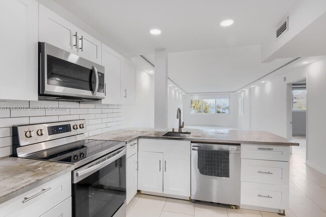 Building Photo - 441 NE 195th St Unit 205