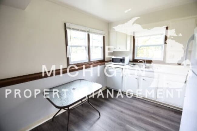 Photo - 2063 Andrew St SE